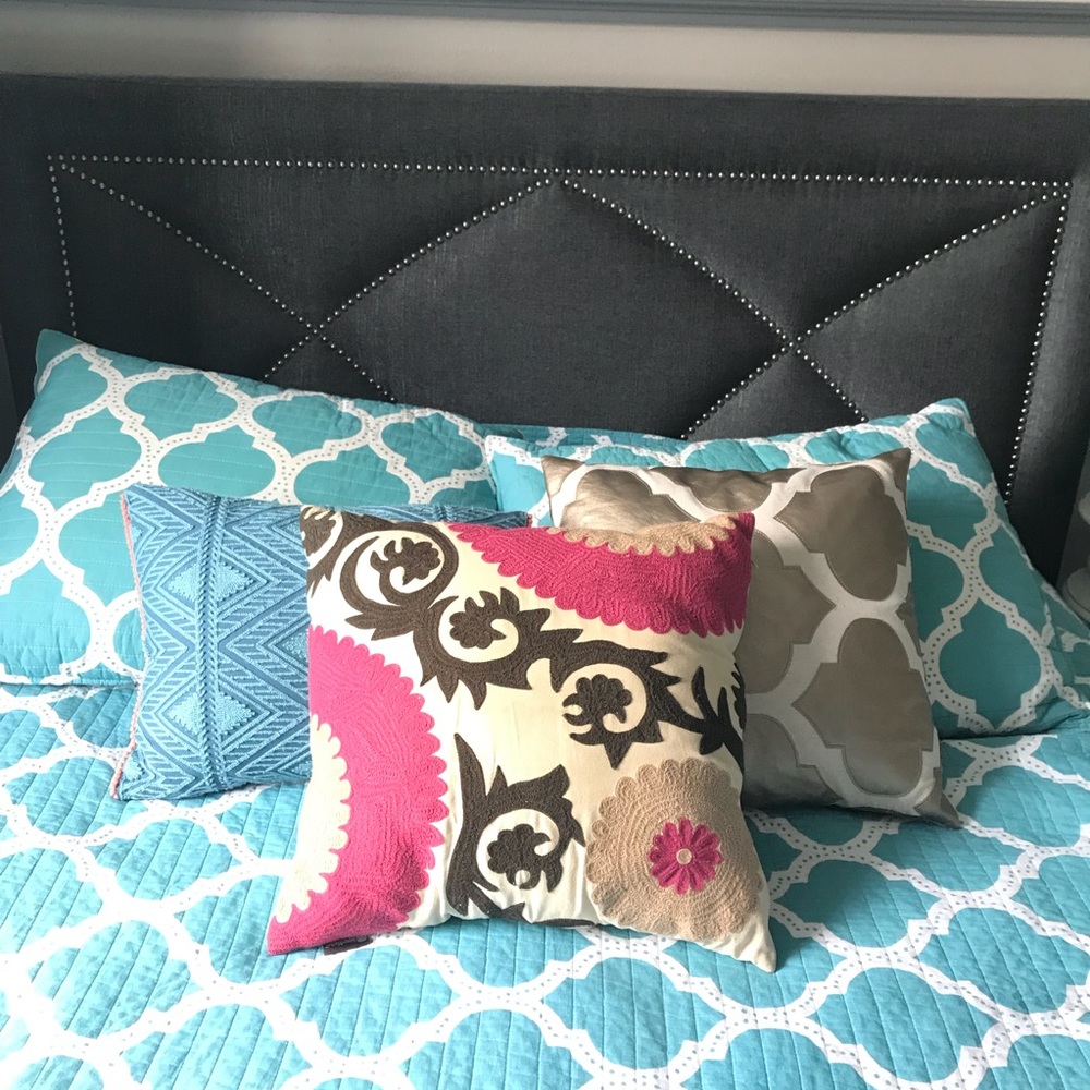 pink // cream // brown patterned throw pillow 💕